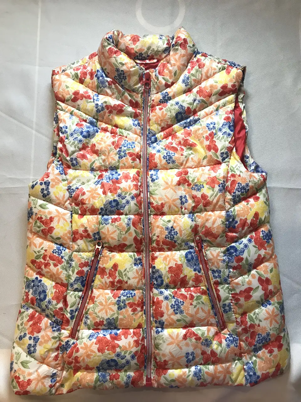 Chaleco acolchado para niña con estampado floral. Ideal para abrigar en días frescos. Cuenta con cierre y bolsillos. Zara talle 9/10 