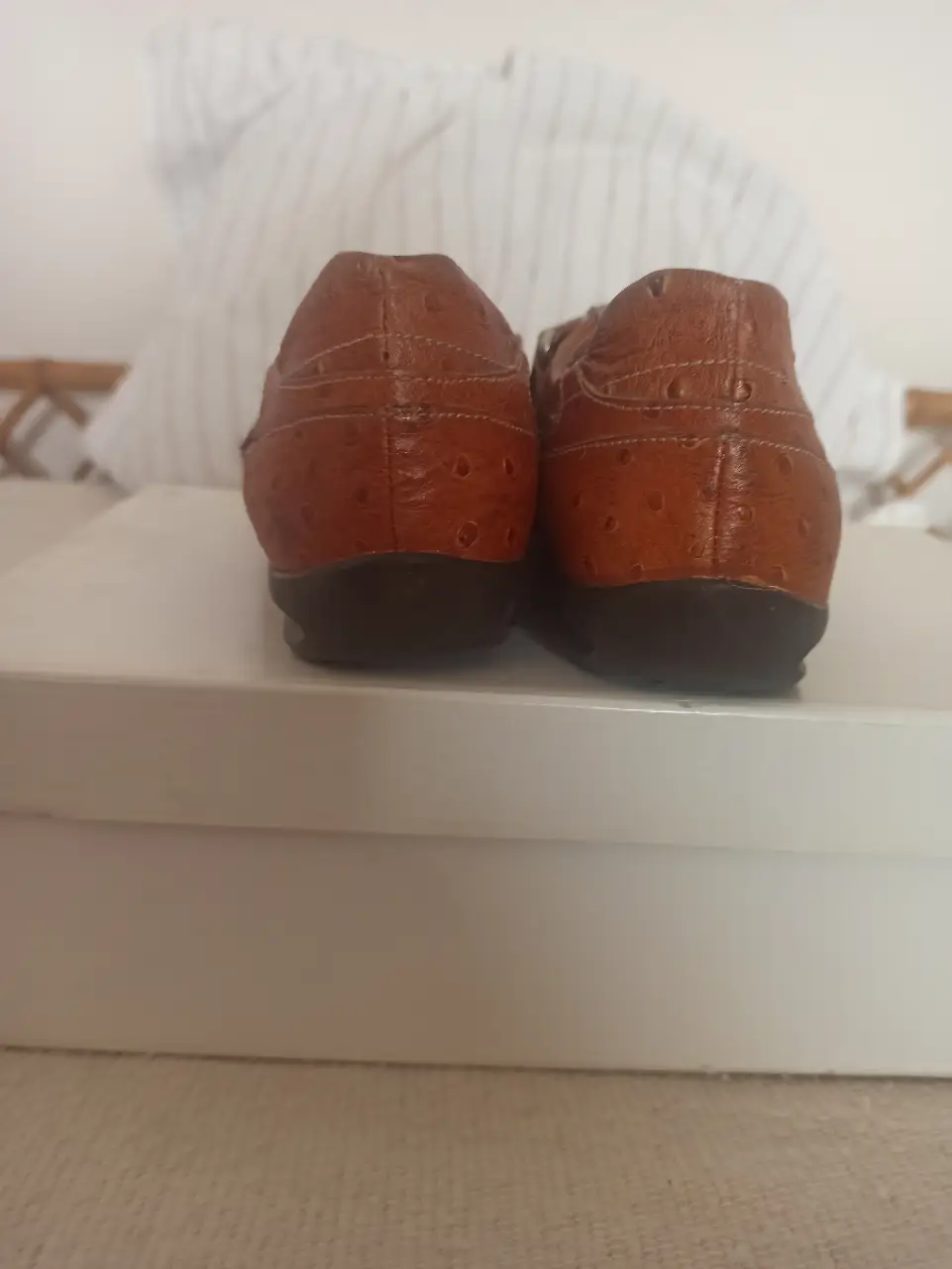 Mocasines de cuero marrón con detalles de diseño. Ideales para un look casual y elegante.
