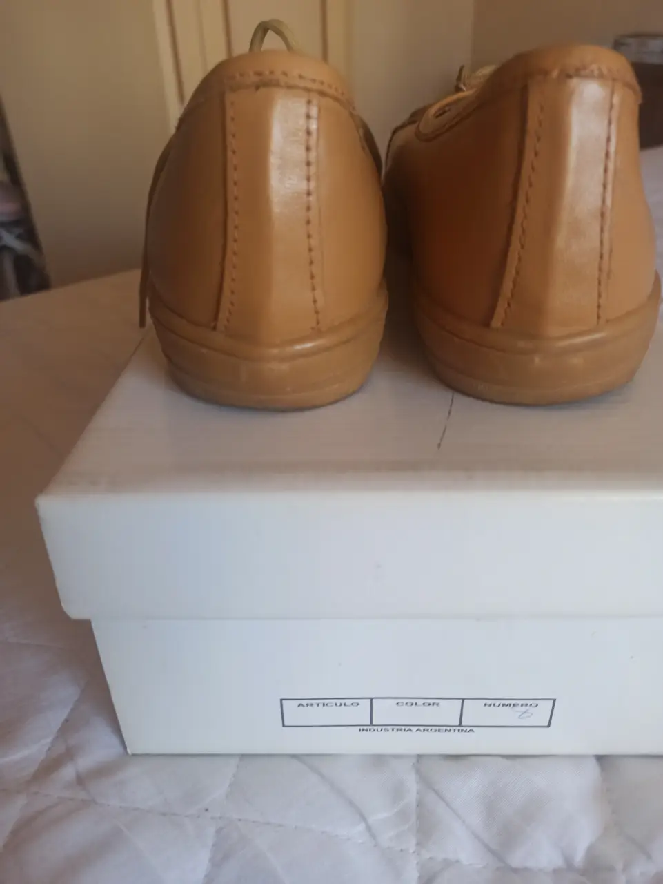 Zapatillas de cuero color marrón claro, ideales para un look casual y cómodo. Perfectas para el día a día.