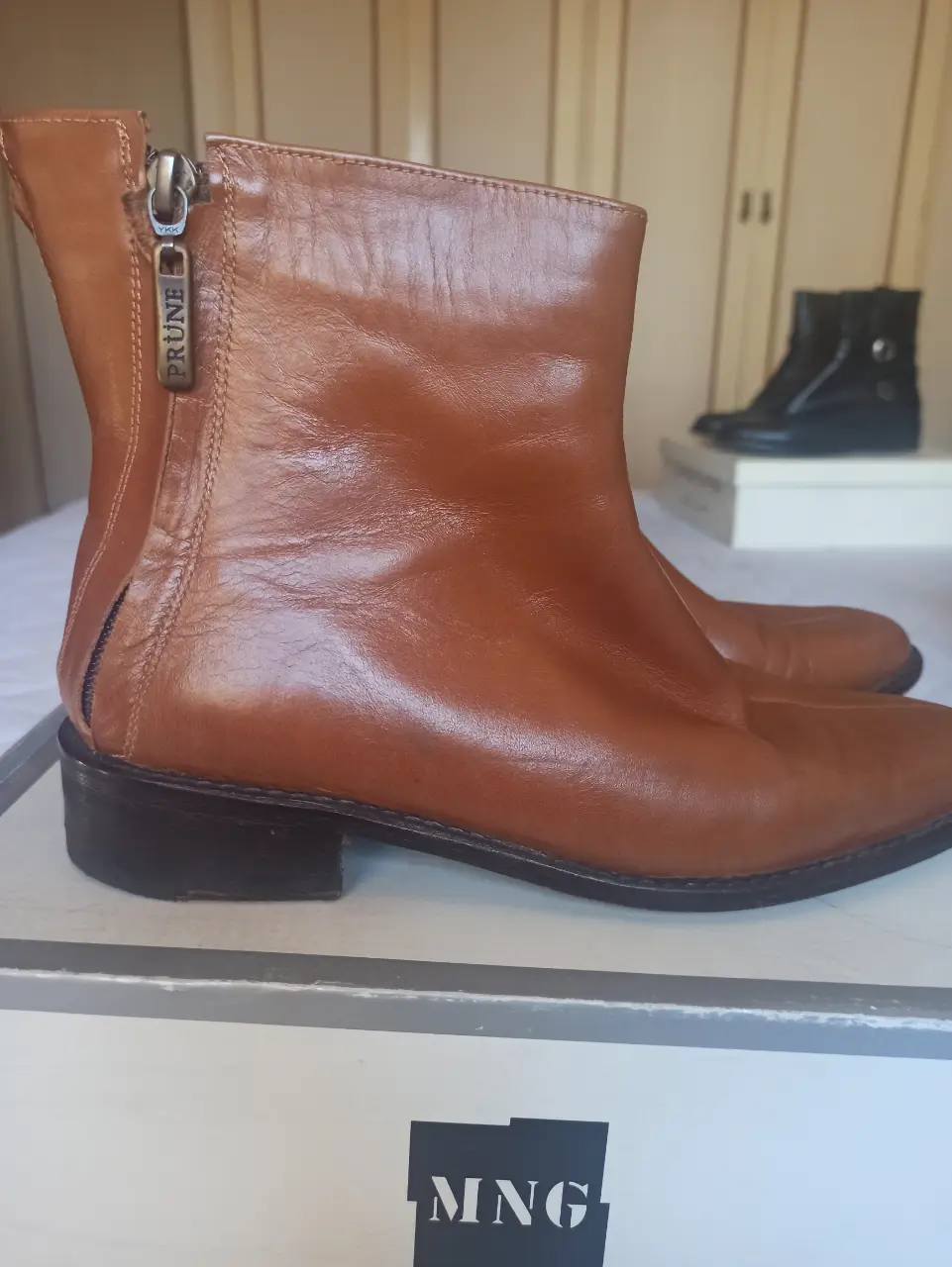 Botines de cuero marrón con cierre lateral y detalle de la marca Prüne. Ideales para un look casual y canchero.