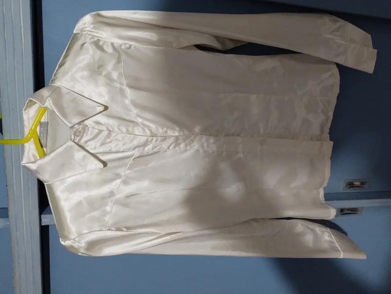 Camisa de raso semi elastizado blanca, elegante y sofisticada. Ideal para ocasiones especiales o para darle un toque de glamour a tu look diario. Perfecta para combinar con pantalones de vestir o faldas Sisa 40 CM, largo 55 CM .