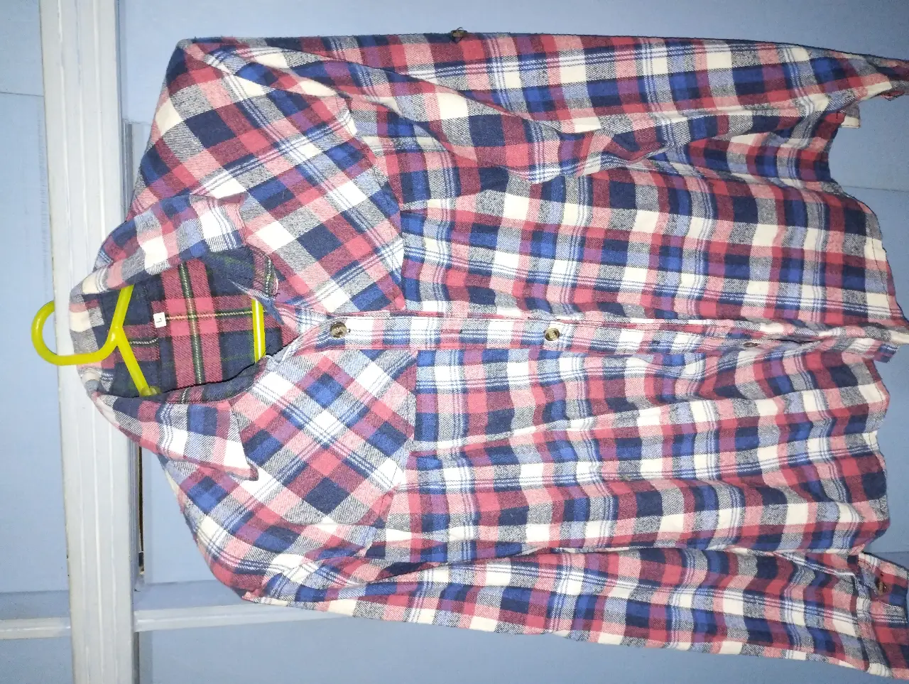Camisa  a cuadros en tonos rojos, azules y blancos, de viyela. Ideal para un look casual y cómodo. Perfecta para usar en cualquier ocasión. Sisa 54 CM, largo  60 cm