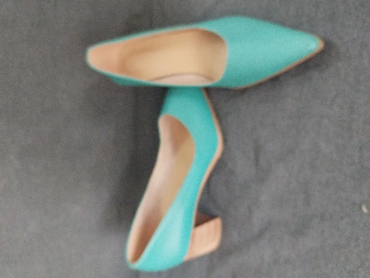 Zapatos de taco alto color turquesa, ideales para eventos formales o salidas nocturnas. Diseño elegante y moderno, perfectos para complementar cualquier outfit.