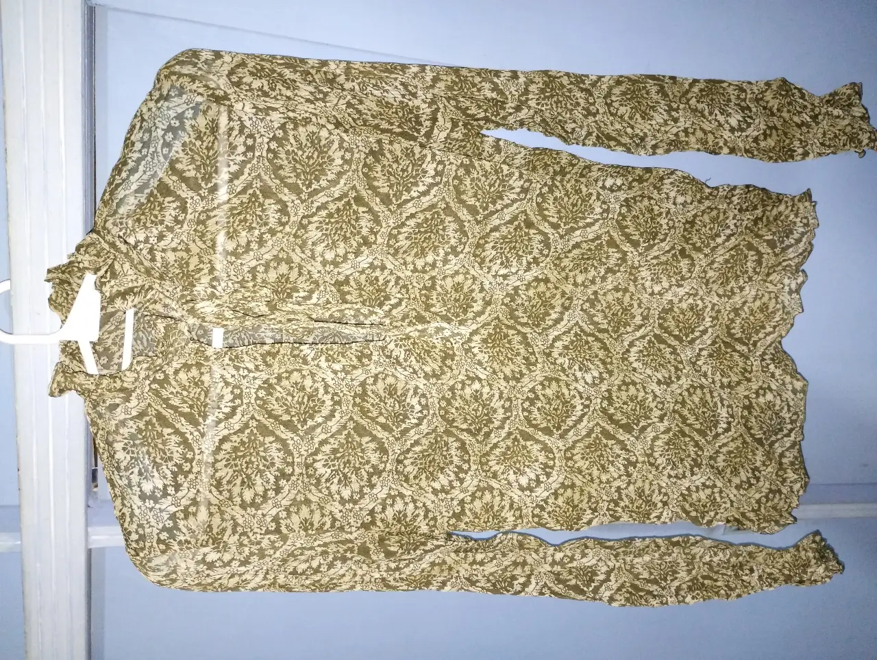 Blusa  de gasa estampada con diseño floral en tonos verdes y crudos. Ideal para un look casual y fresco. Sisa 44 CM, largo 55 CM , Marca Inedita