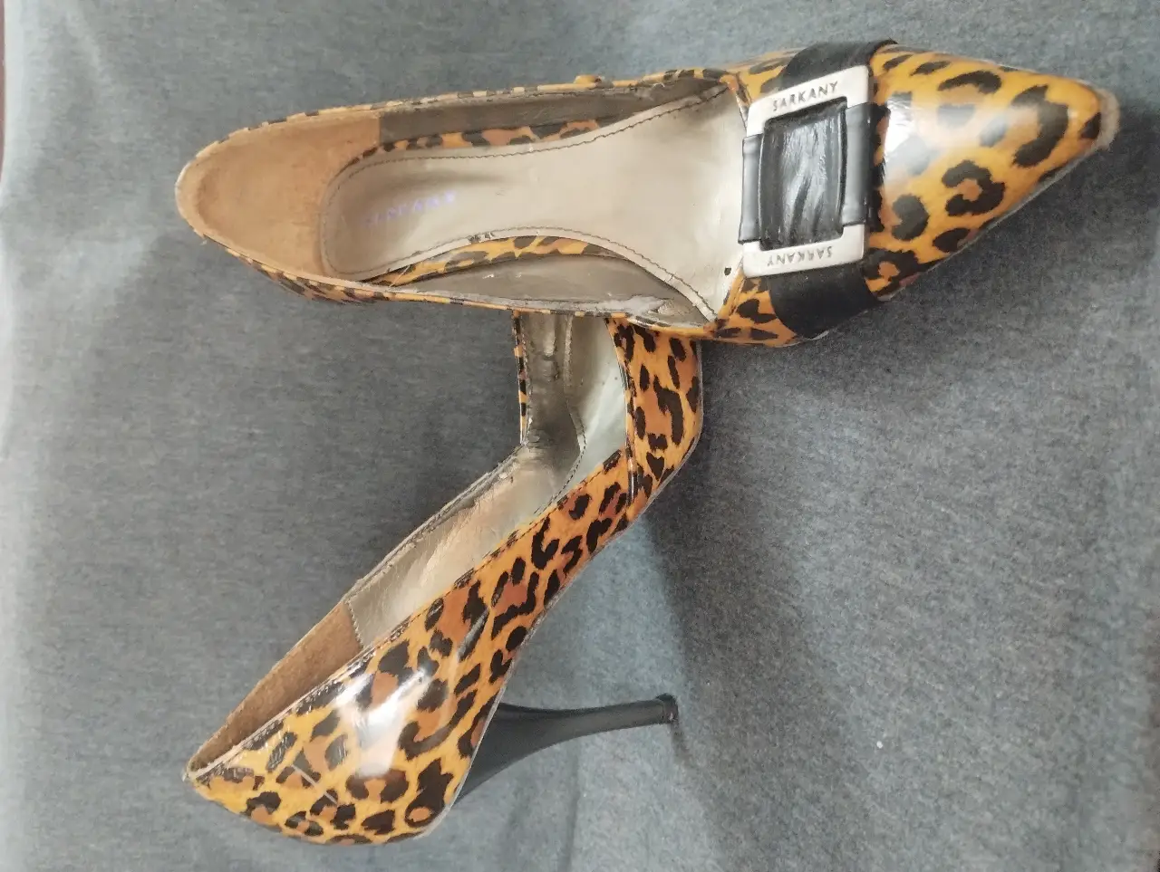 Zapatos de taco alto de mujer con estampado de leopardo. Marca Ricky Sarkany. Diseño elegante y sofisticado, ideal para fiestas y eventos.