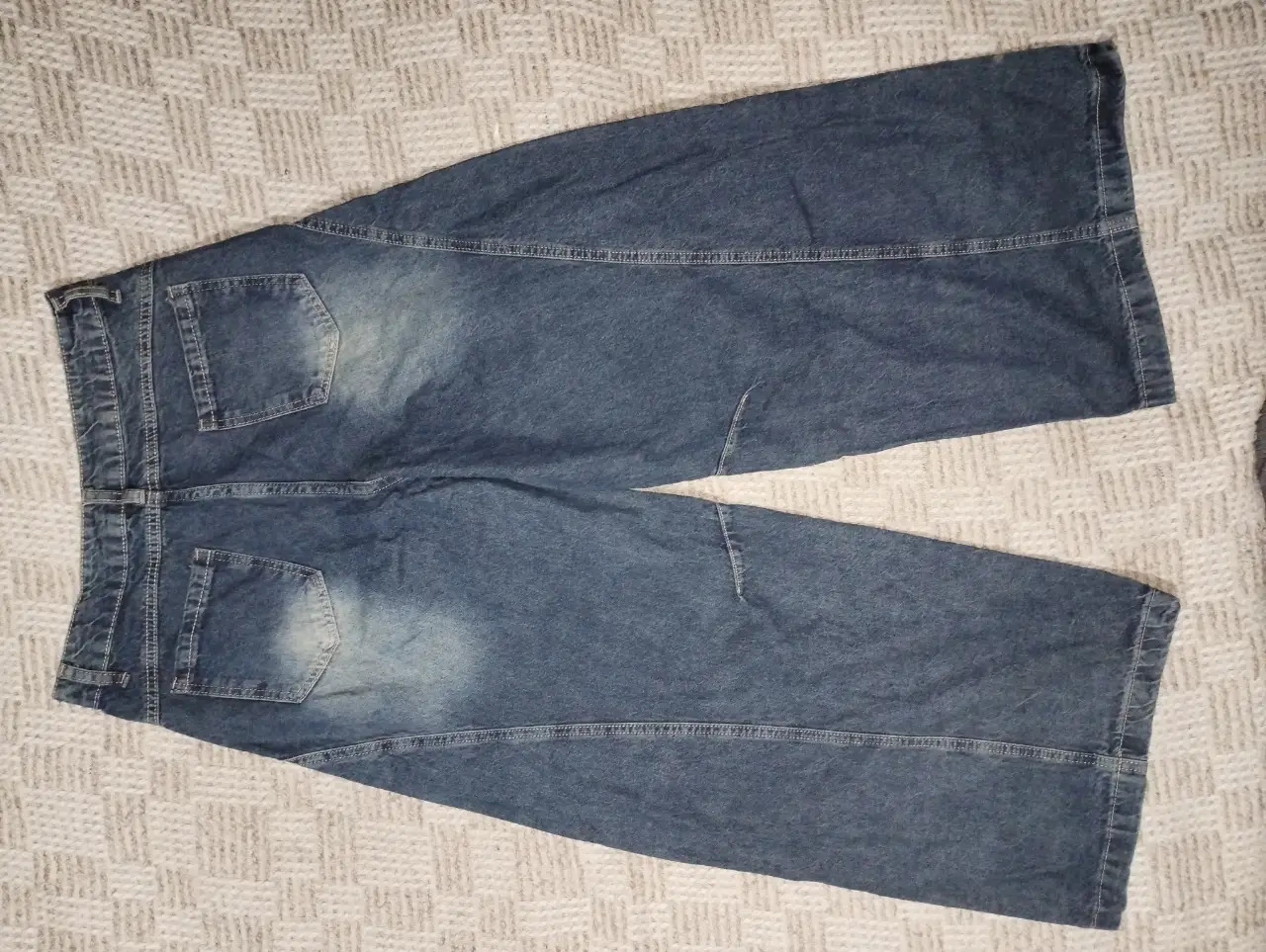 Pantalón de jean azul, corte suelto, ideal para un look casual y cómodo. Talle XL. Cintura 40 CM, largo de tiro 30 CM, largo de pierna desde cintura 101 CM. SIN USO.