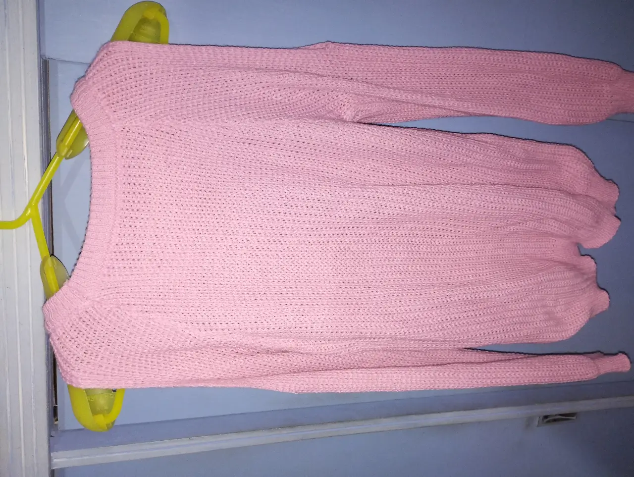 Sweater largo de punto grueso en color rosa. Ideal para un look casual y abrigado, con aberturas en el brazo. Sisa 44 CM, largo 60 cm, largo mangas 65 (desde el cuello)