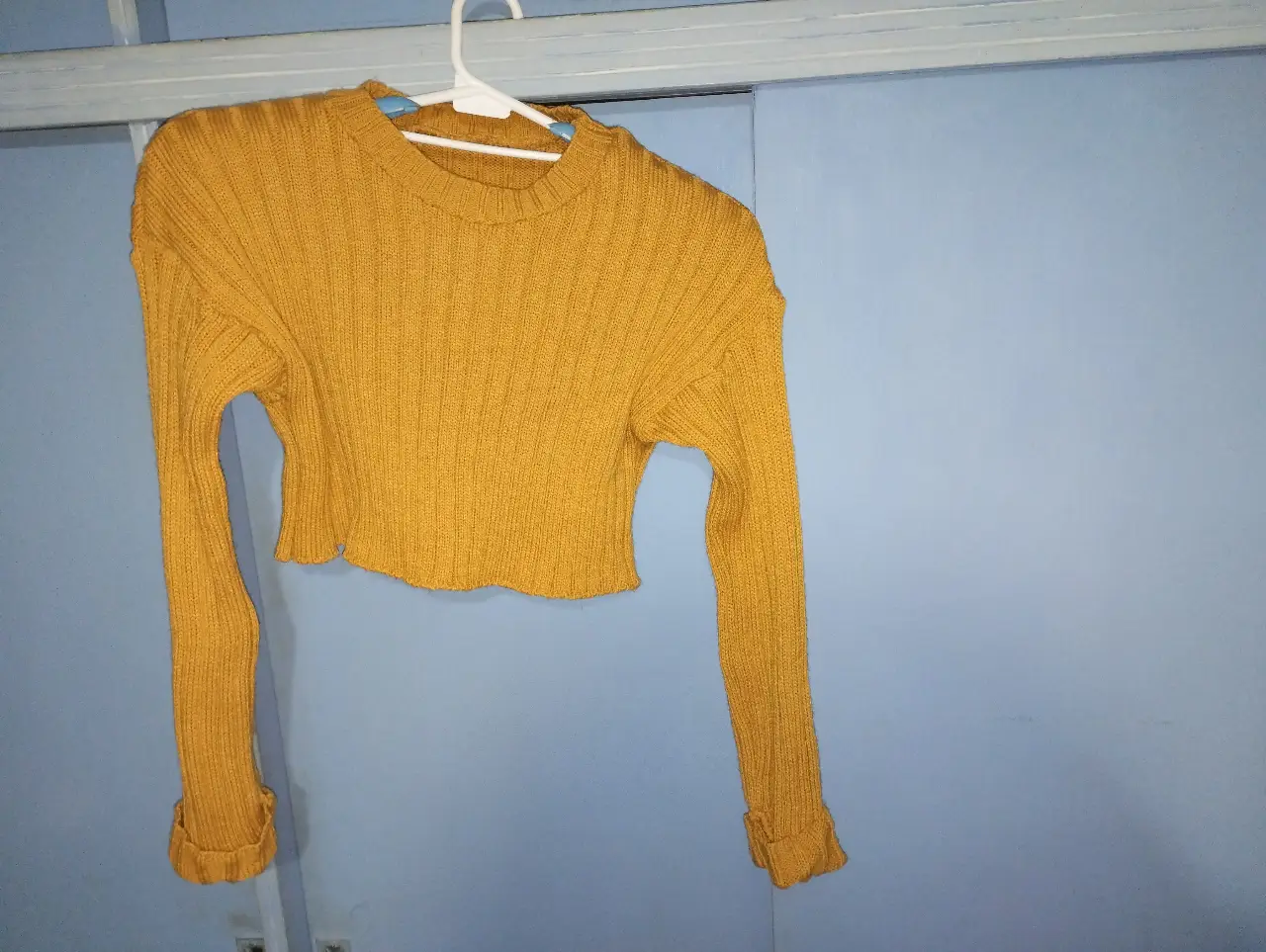 Sweater tejido de color mostaza, de corte crop y mangas largas con puños. Ideal para un look casual y abrigado. Sisa 38 CM, largo  33 CM, largo mangas 42 cm