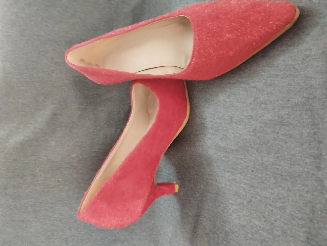 Elegantes zapatos de taco alto en un vibrante color rojo, perfectos para añadir un toque de sofisticación a cualquier atuendo. Confeccionados con un material similar al terciopelo, estos zapatos ofrecen un aspecto lujoso y una sensación suave al tacto. Ideales para ocasiones especiales o para elevar tu estilo diario.
