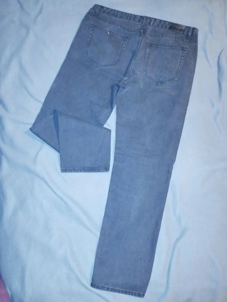 Jeans rectos de color gris oscuro ( aunque en la foto sale azul), ideales para un look casual y versátil. Confeccionados en tela de jean resistente y de alta calidad. Perfectos para combinar con cualquier outfit.