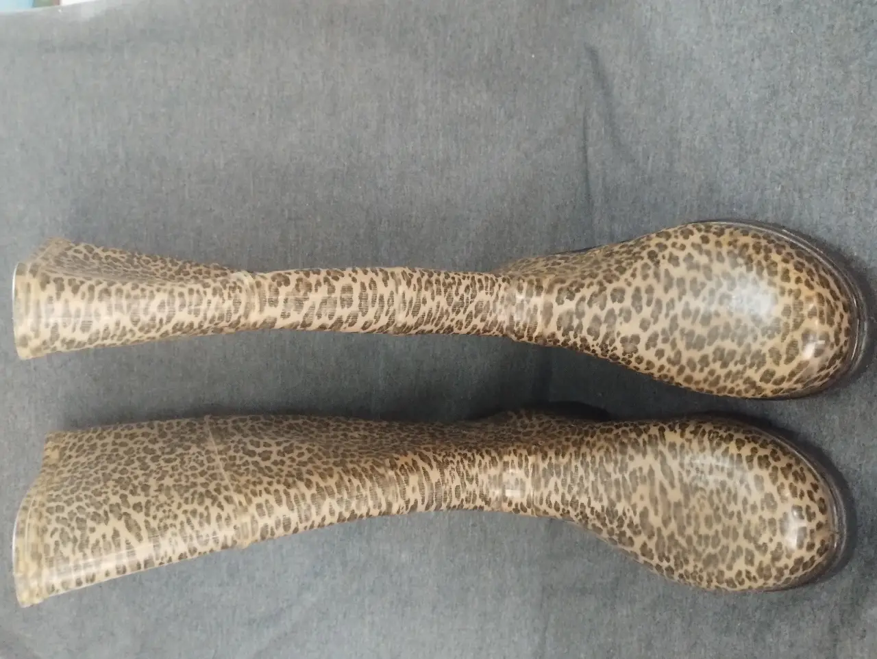 Botas de lluvia con estampado de leopardo. Ideales para días lluviosos, combinan estilo y funcionalidad. Perfectas para un look audaz y a la moda.