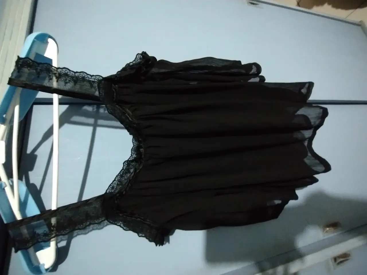 Bluson negro de encaje y bambula de  gasa, ideal para una salida nocturna o evento especial. Diseño elegante y femenino. 