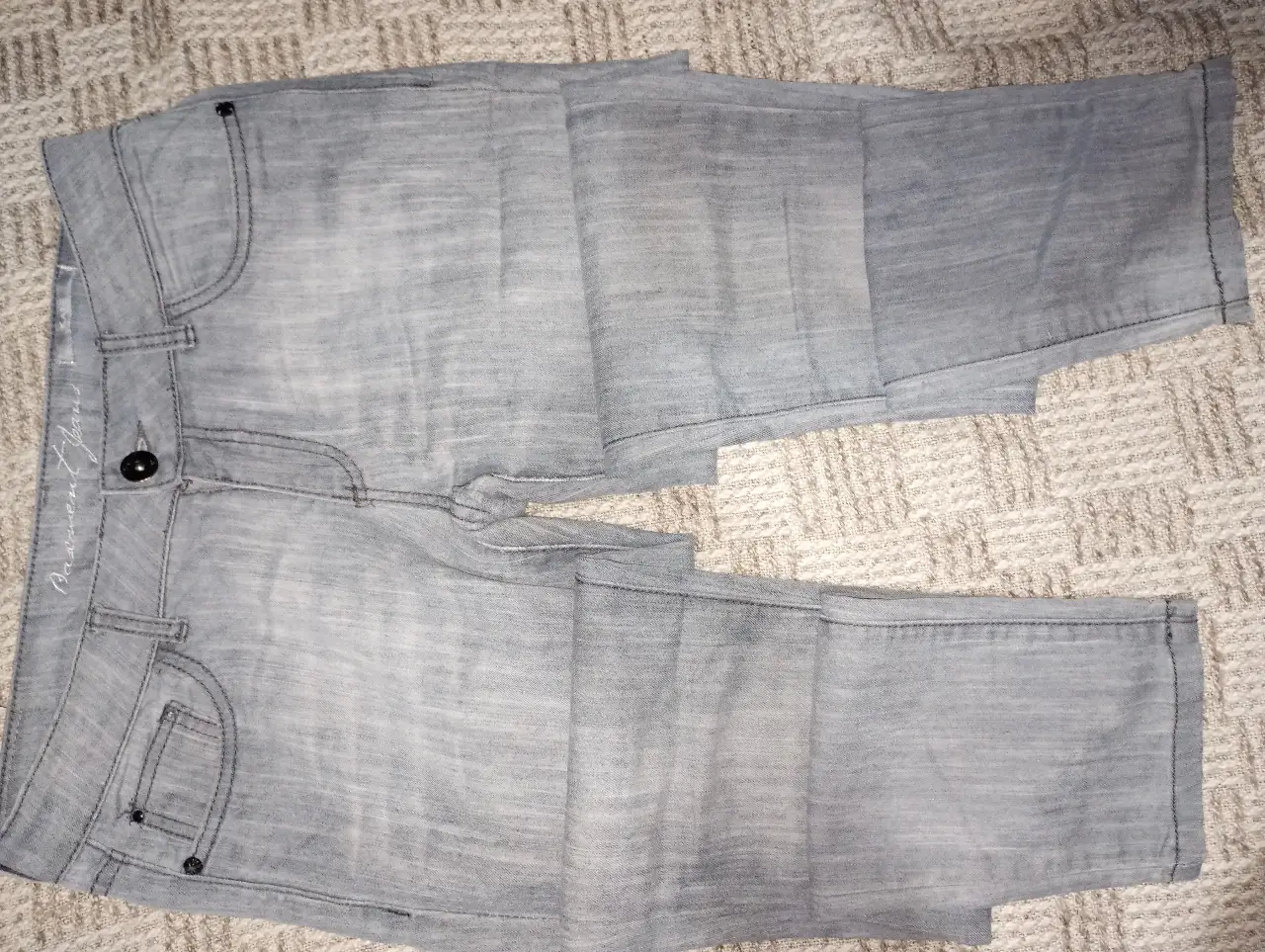 Jeans rectos de mujer, color gris claro, tiro medio. Marca Basement Jeans, talle 40. Ideal para un look casual y cómodo.