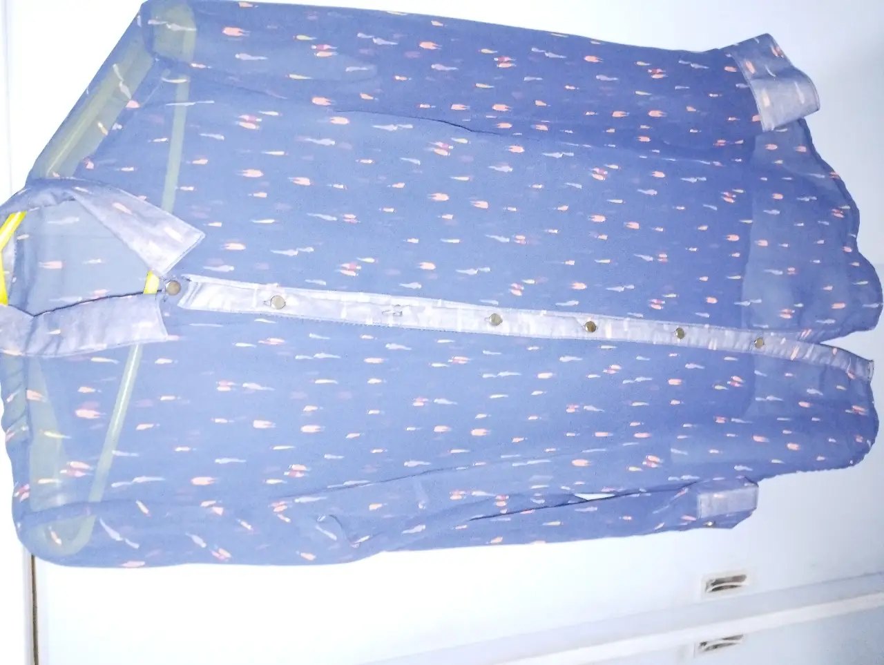 Camisa de gasa  azul con estampado de figuras en tonos  ladrillo y verde . Diseño elegante y fresco, ideal para un look casual o semi-formal. Confeccionada en tela ligera y fluida, perfecta para climas cálidos. Sisa 48 CM, largo 70 CM 