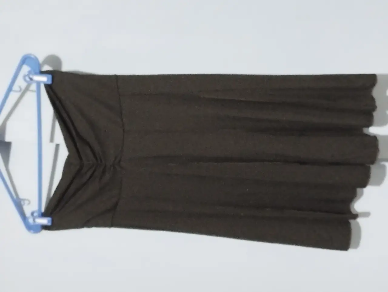 Pollera evasse con gajos de color negro . Confeccionado en modal . Cintura 39 CM, cede hasta 42. Largo  65 CM.