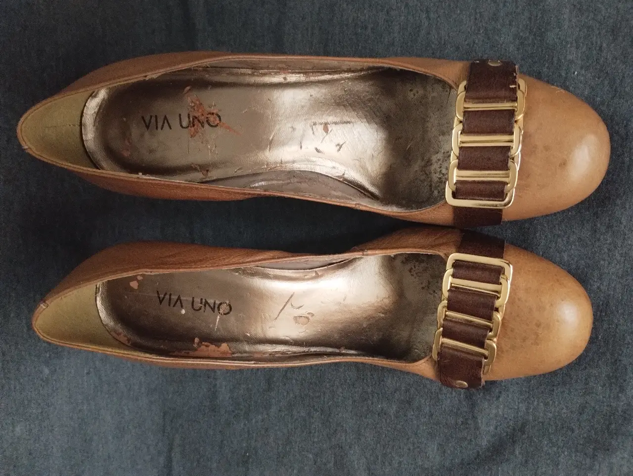 Zapatos de taco con detalles dorados y hebilla. Marca Via Uno. Ideales para una ocasión especial.