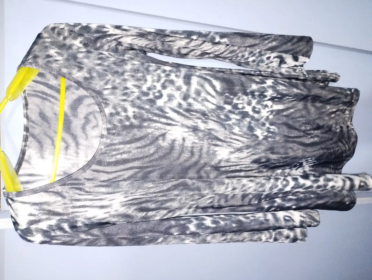 Vestido corto manga larga con estampado animal print en tonos grises y blancos, con detalles metalizados. Ideal para un look moderno y audaz. Sisa 46cm, Largo total 80 CM, largo de mangas 60 CM 