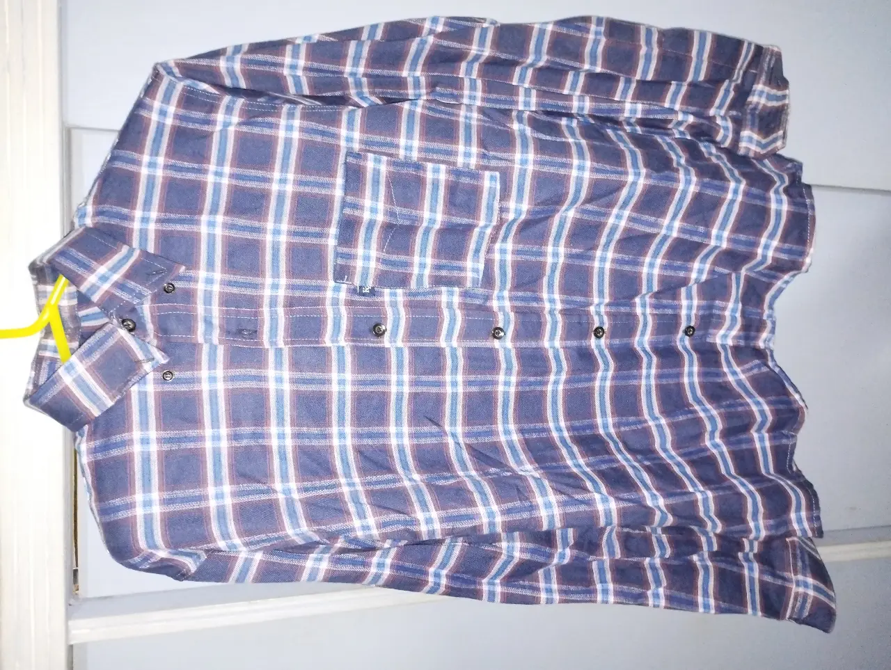 Camisa a cuadros azul y blanca para hombre, manga larga, con bolsillo en el pecho. Viyela de algodón.  Ideal para un look casual y cómodo.