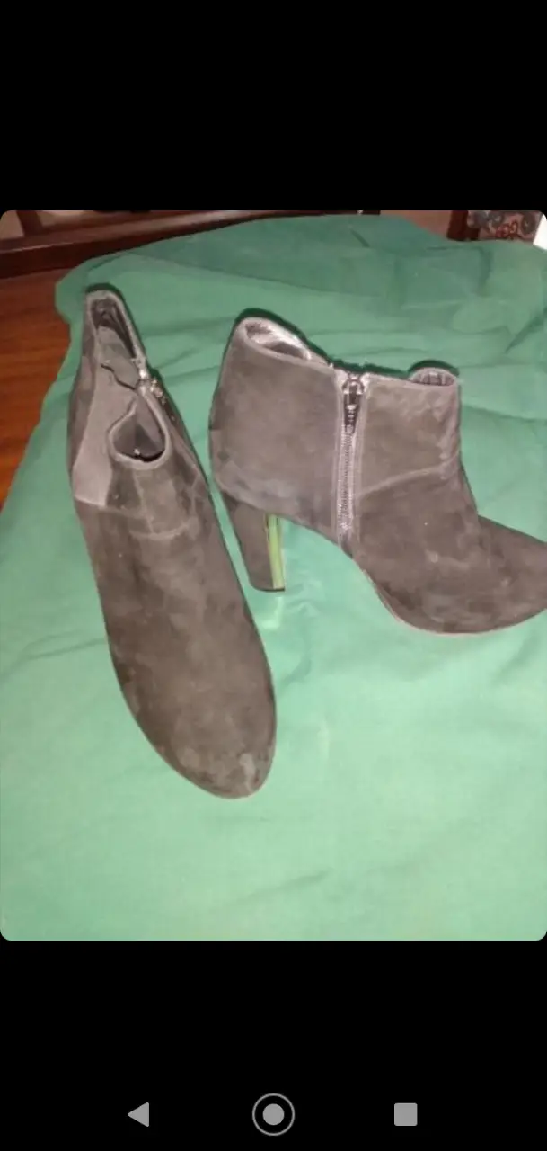 Botines de gamuza negros con cierre lateral y taco alto. Ideales para un look elegante y sofisticado.