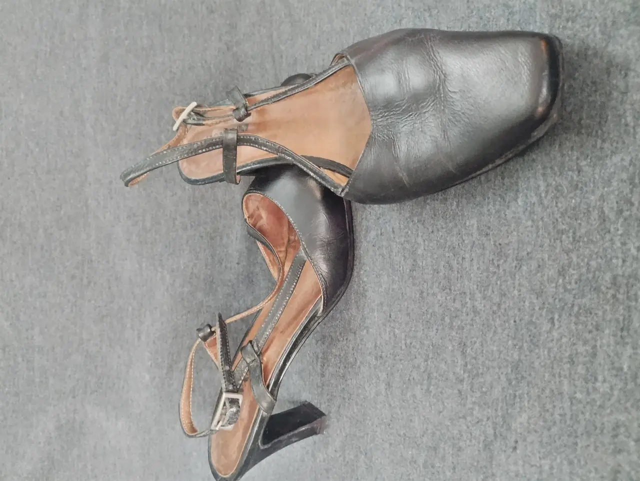 Sandalias de mujer negras con taco, ideales para eventos formales o salidas nocturnas. Marca Giovanni.