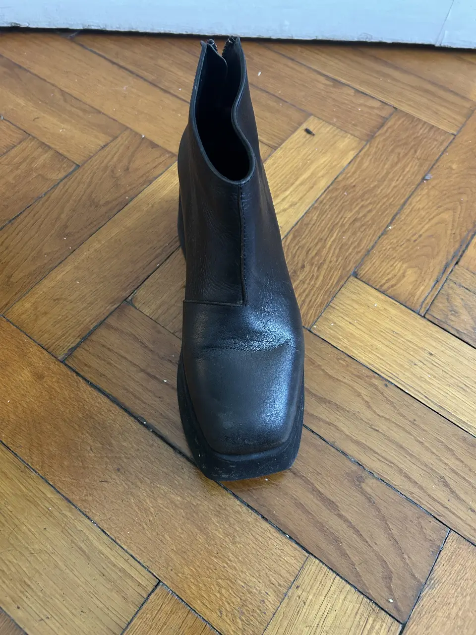 Botines negros de cuero legítimo con plataforma y cierre trasero. punta cuadrada. Mishka 