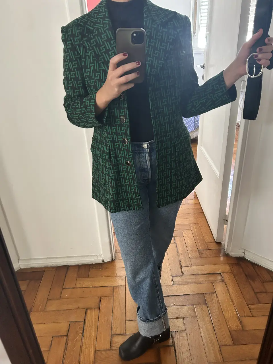 Blazer de mujer con estampado geométrico en verde y negro. Corte clásico con solapas y botones dorados. Ideal para un look elegante y moderno.