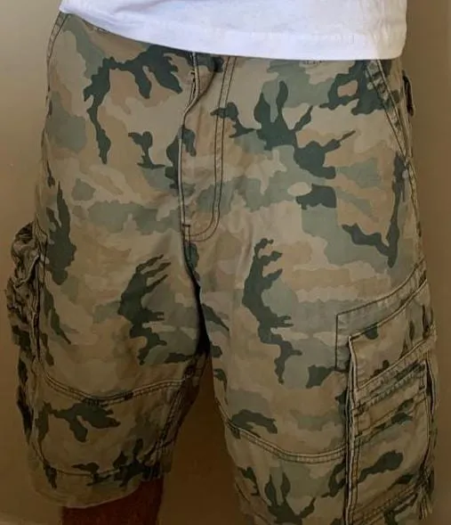 Shorts de cargo estilo camuflado, ideales para un look urbano y relajado. Cuentan con múltiples bolsillos funcionales y un diseño moderno.