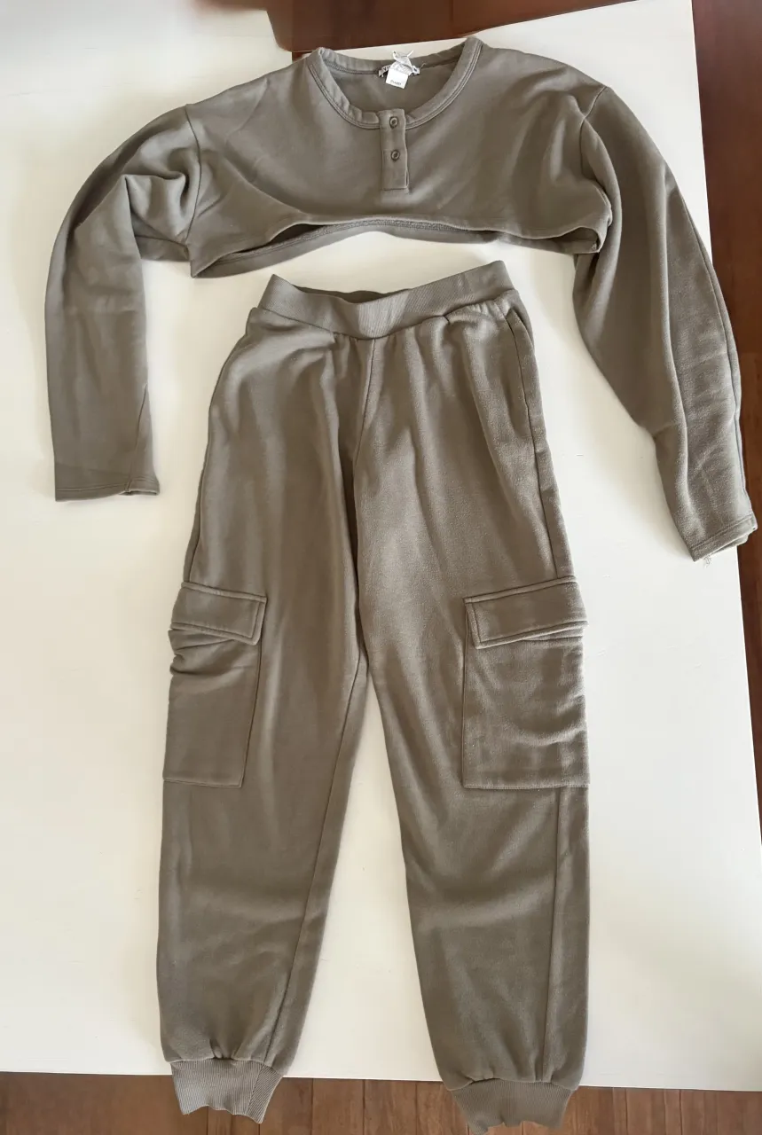 Conjunto de dos piezas: un buzo crop top de mangas largas y un pantalón cargo.
