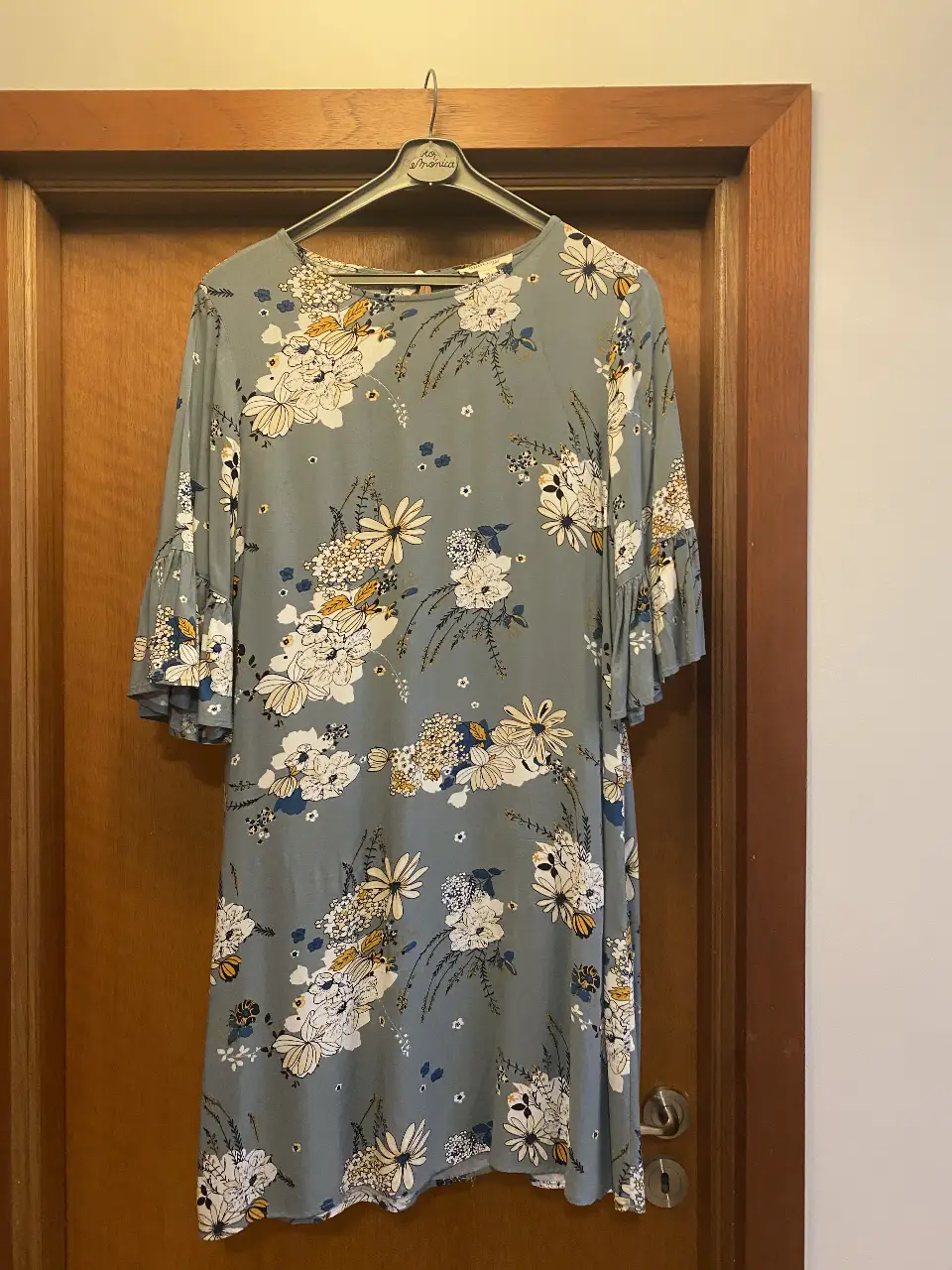 Vestido midi con estampado floral en tonos azules y blancos. Mangas 3/4 con volados. Ideal para un look casual y fresco.