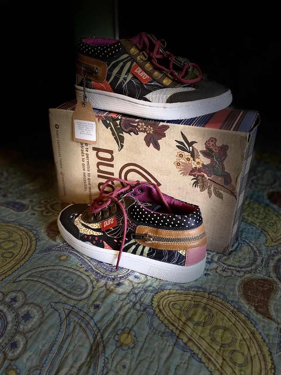 Zapatillas de mujer con diseño floral y detalles en marrón y negro. Cierre con cremallera y cordones rosas. Ideales para un look casual y con estilo.