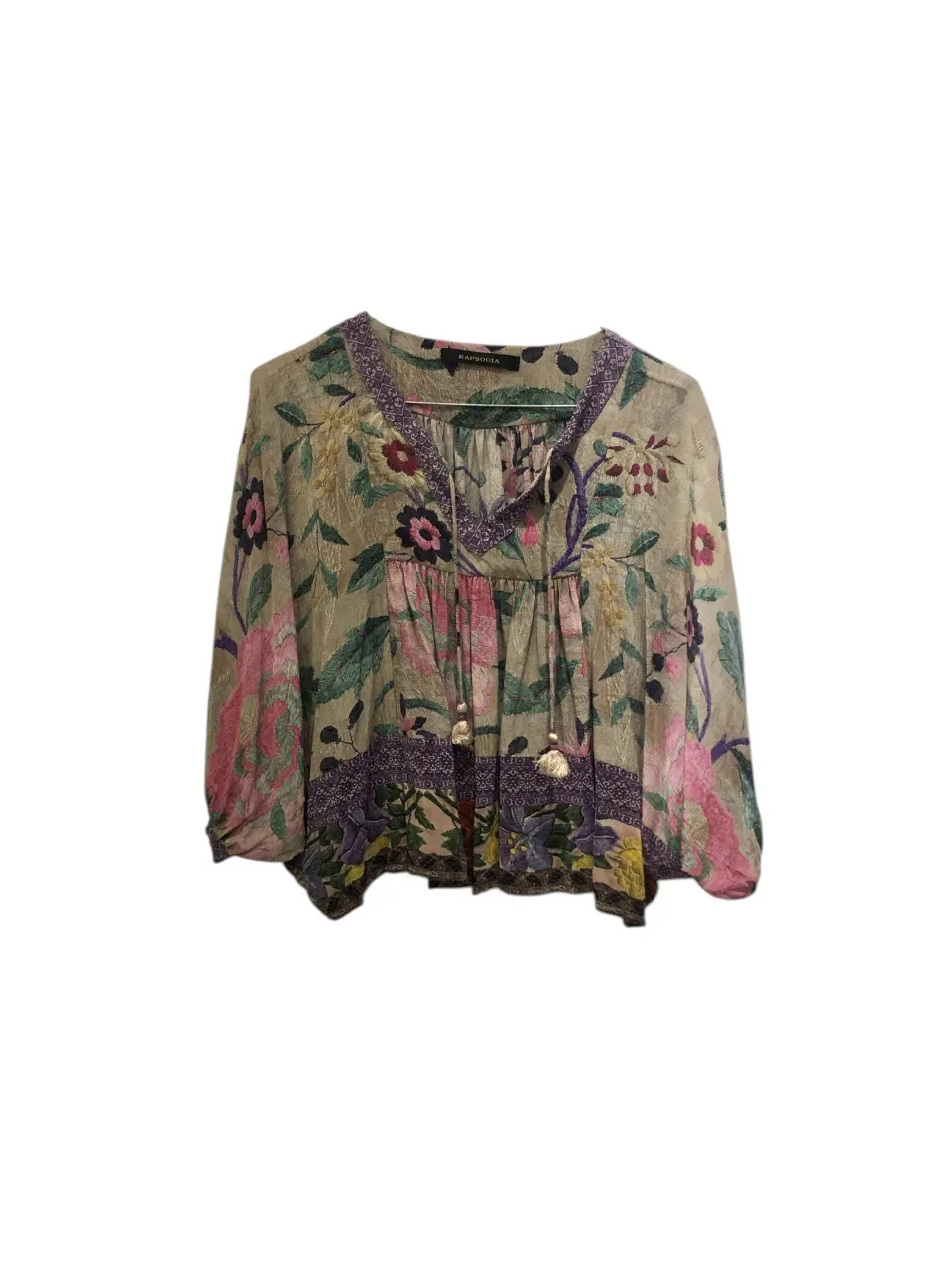 Sin uso. 
Largo: 47cm
Hombro a Hombro: 43cm
Manga: 3/4 - 44cm desde el hombro 
Axila a Axila: Se extiende hasta 74cm