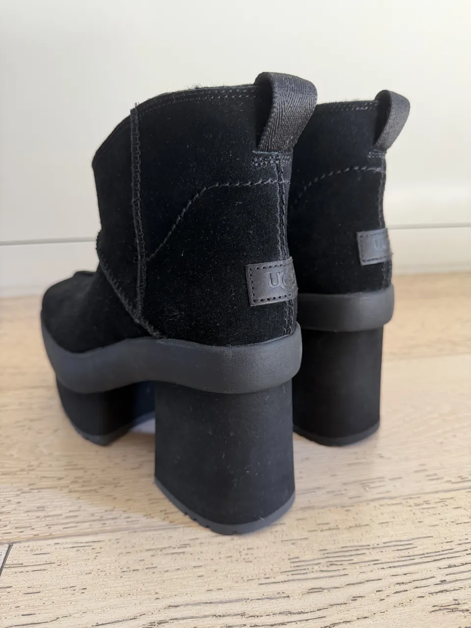 Botas negras de gamuza con forro interior de pelo y plataforma gruesa con taco cuadrado.