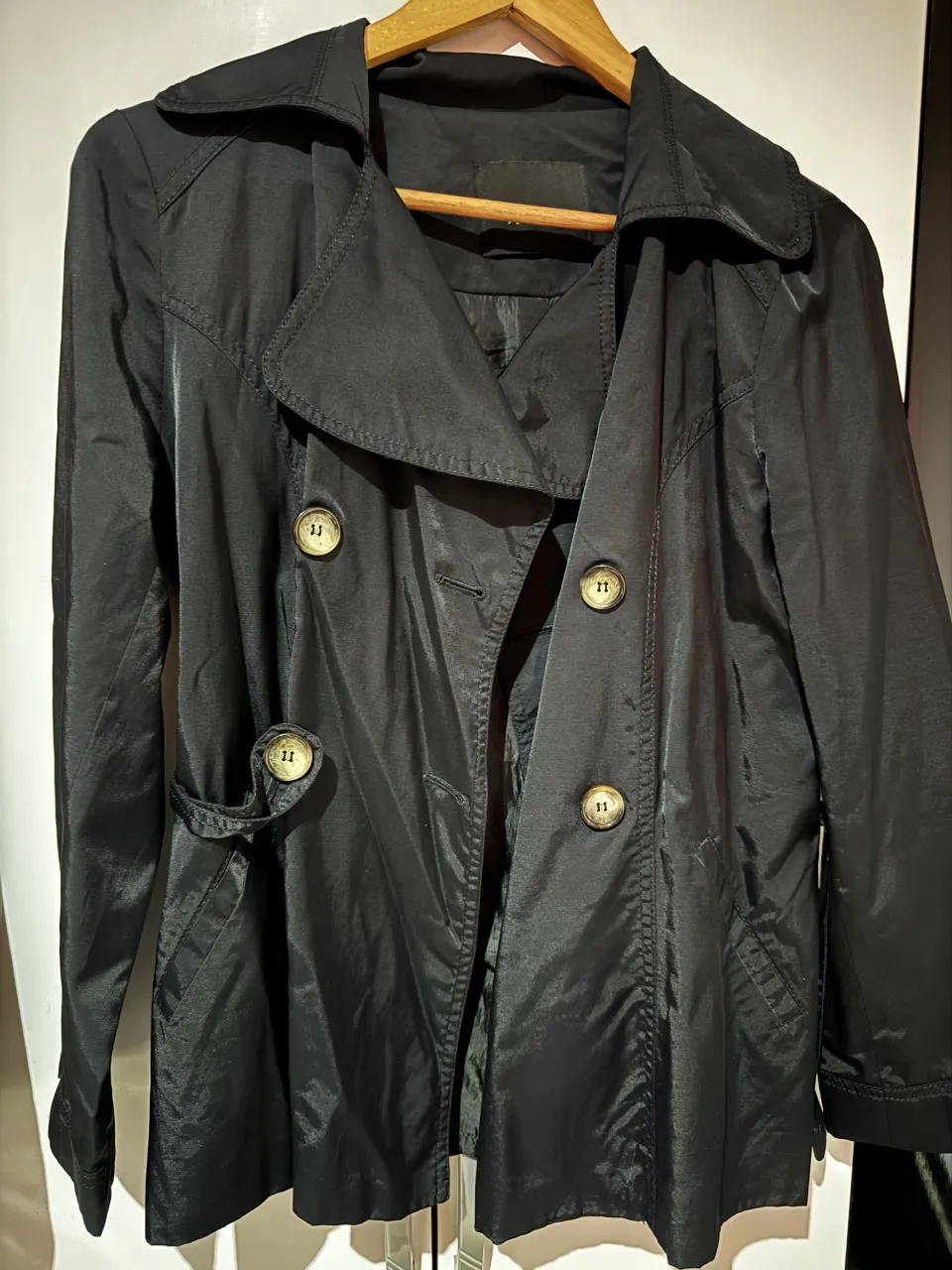 Tapado negro de gabardina tipo piloto, con botones dorados y cuello solapa. Marca Portsaid. 