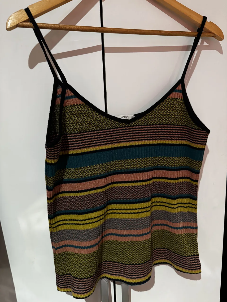 Top de tiras finas con un diseño de rayas. La tela es como tejida. Podría llegar a estirar a un L. 