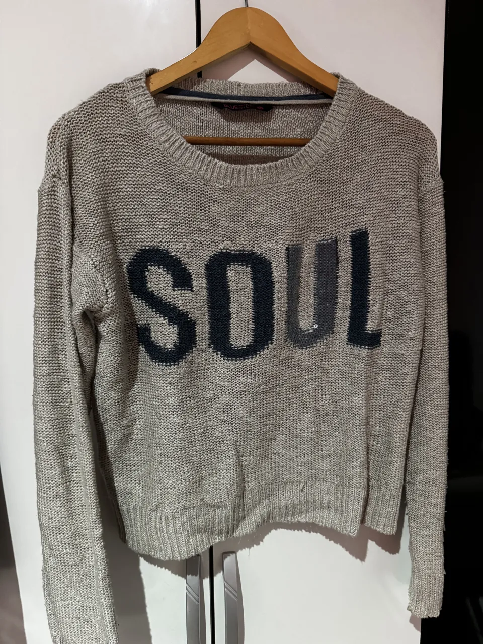 Sweater gris con la palabra "SOUL" estampada en el frente, color azul. Importado desde Brasil. 