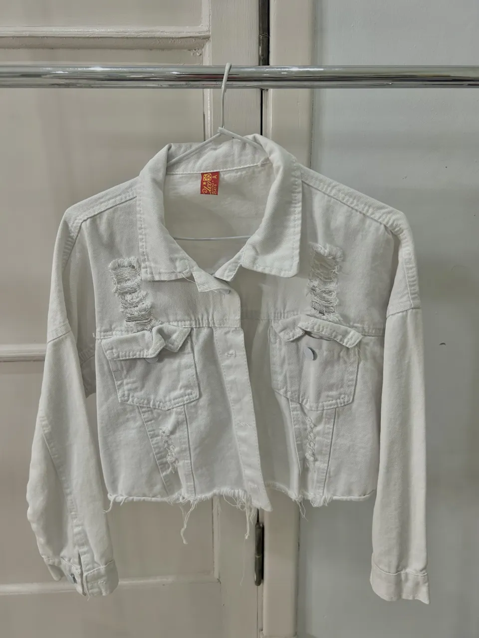 Campera de jean blanca, corta y con roturas. Un clásico que no puede faltar en tu guardarropa. Ideal para darle un toque canchero a cualquier outfit.