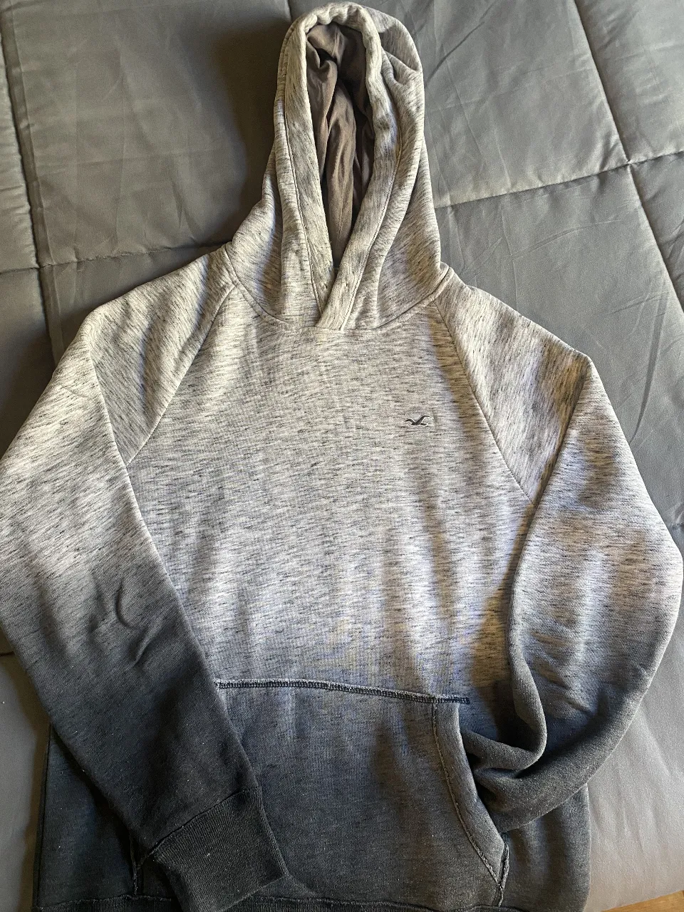 Buzo con capucha y estampa degradé de gris a negro. Ideal para un look casual y moderno. Unisex