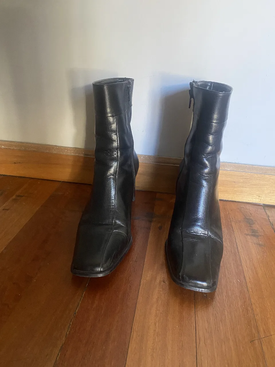 Botas de cuero negro con cierre lateral. Ideales para un look elegante y versátil. Taco muy cómodo 