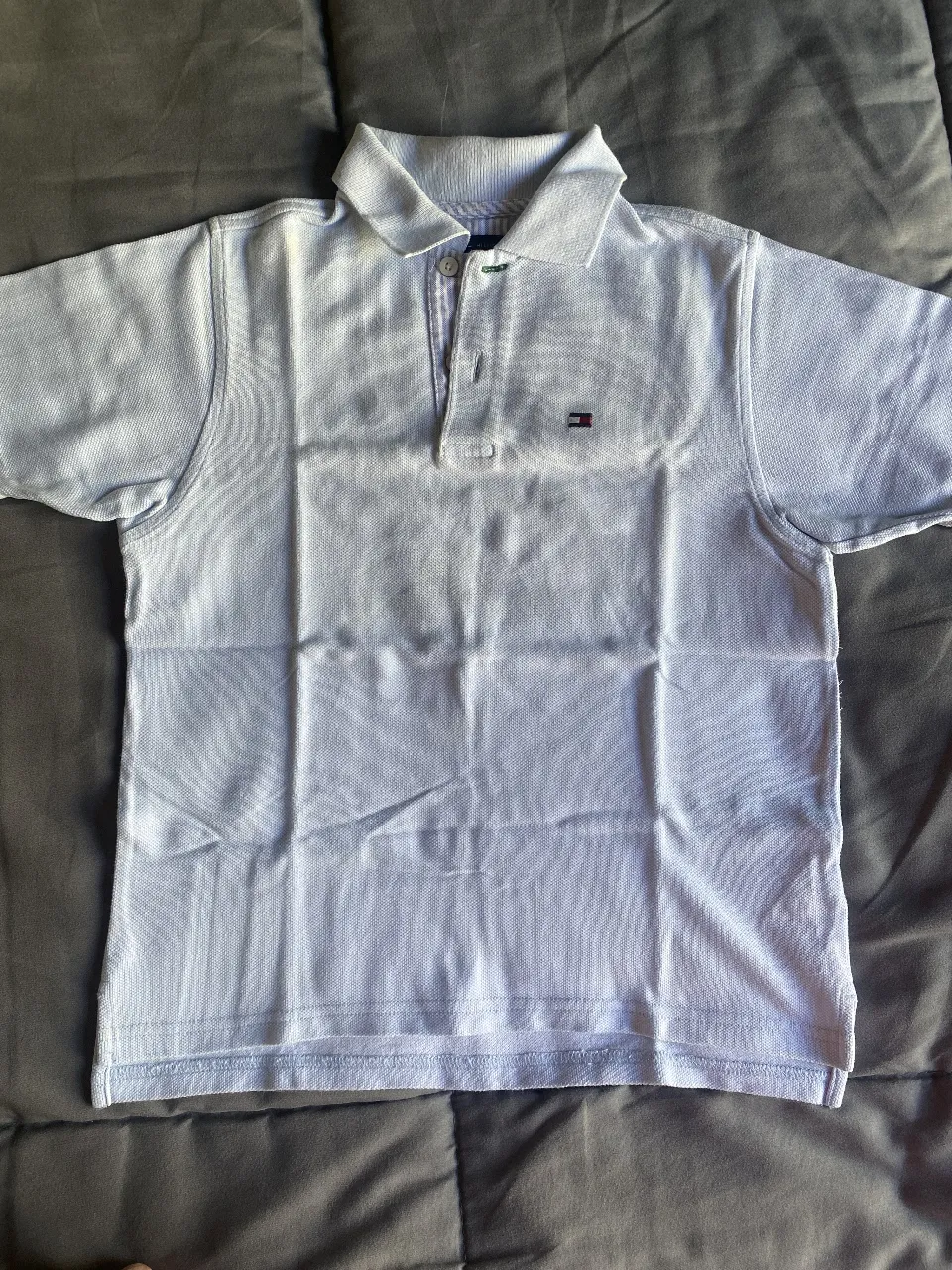 Chomba polo de algodón para niño, color celeste pastel. Ideal para un look casual y cómodo. Original