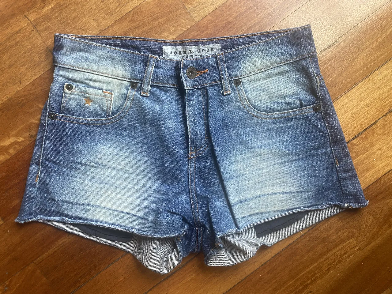 Shorts de jean tiro alto, con roturas y detalles desgastados. Un clásico para lucir en cualquier salida informal.