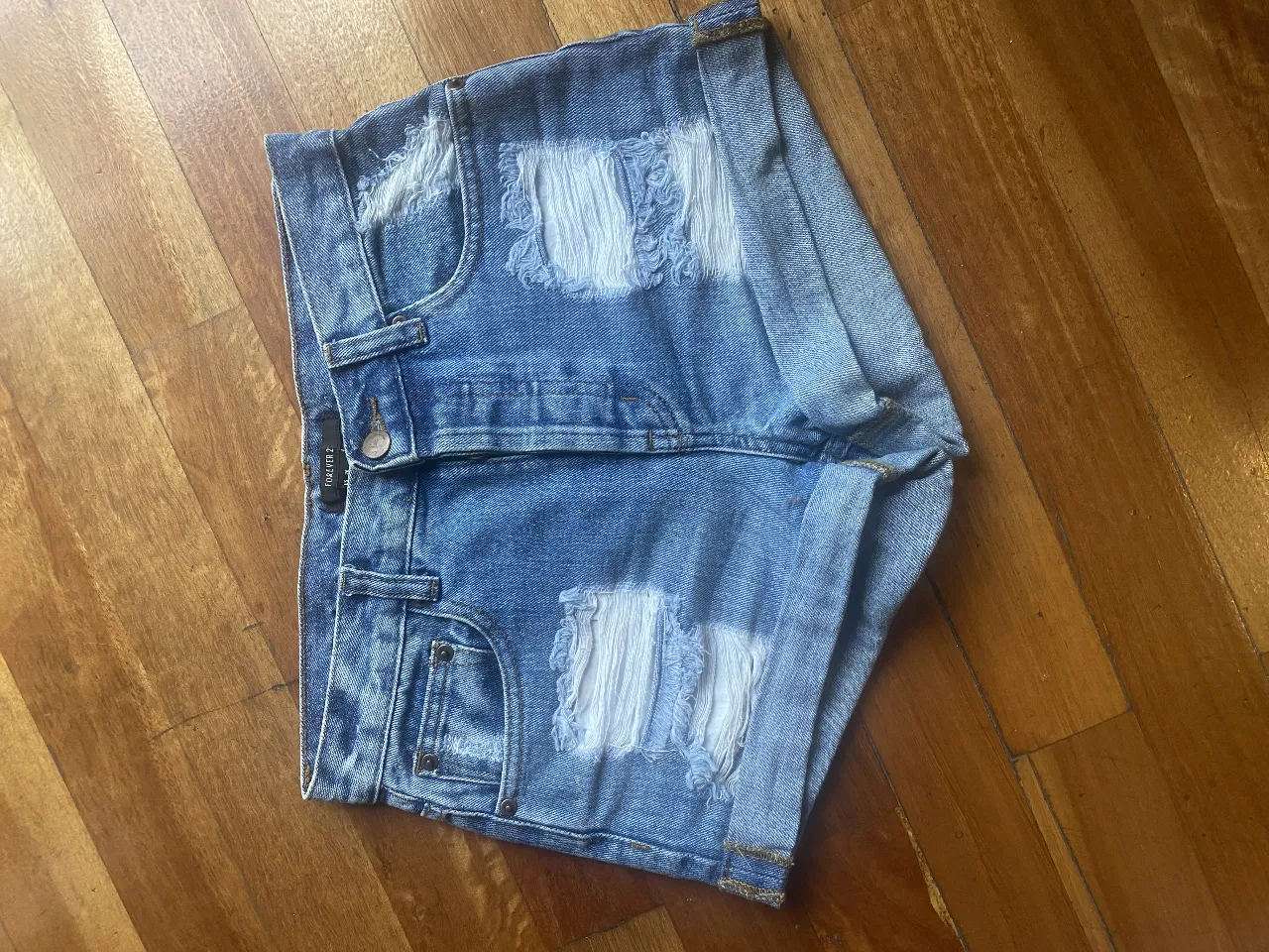 Shorts de jean tiro alto con roturas y detalles deshilachados. Un clásico infaltable para un look canchero y moderno. Ideales para combinar con remeras básicas, tops o camisas livianas.