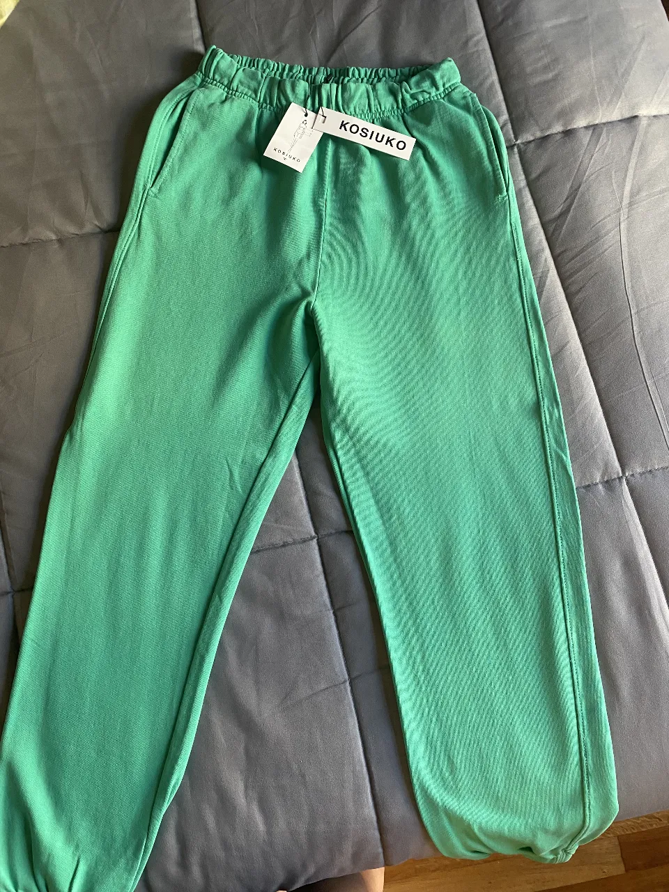 ¡Pantalón de algodón súper cómodo y canchero! Ideal para el día a día, para estar en casa o para un look relajado. Tiene cintura elastizada y bolsillos. El color verde vibrante le da un toque moderno. NUEVO 