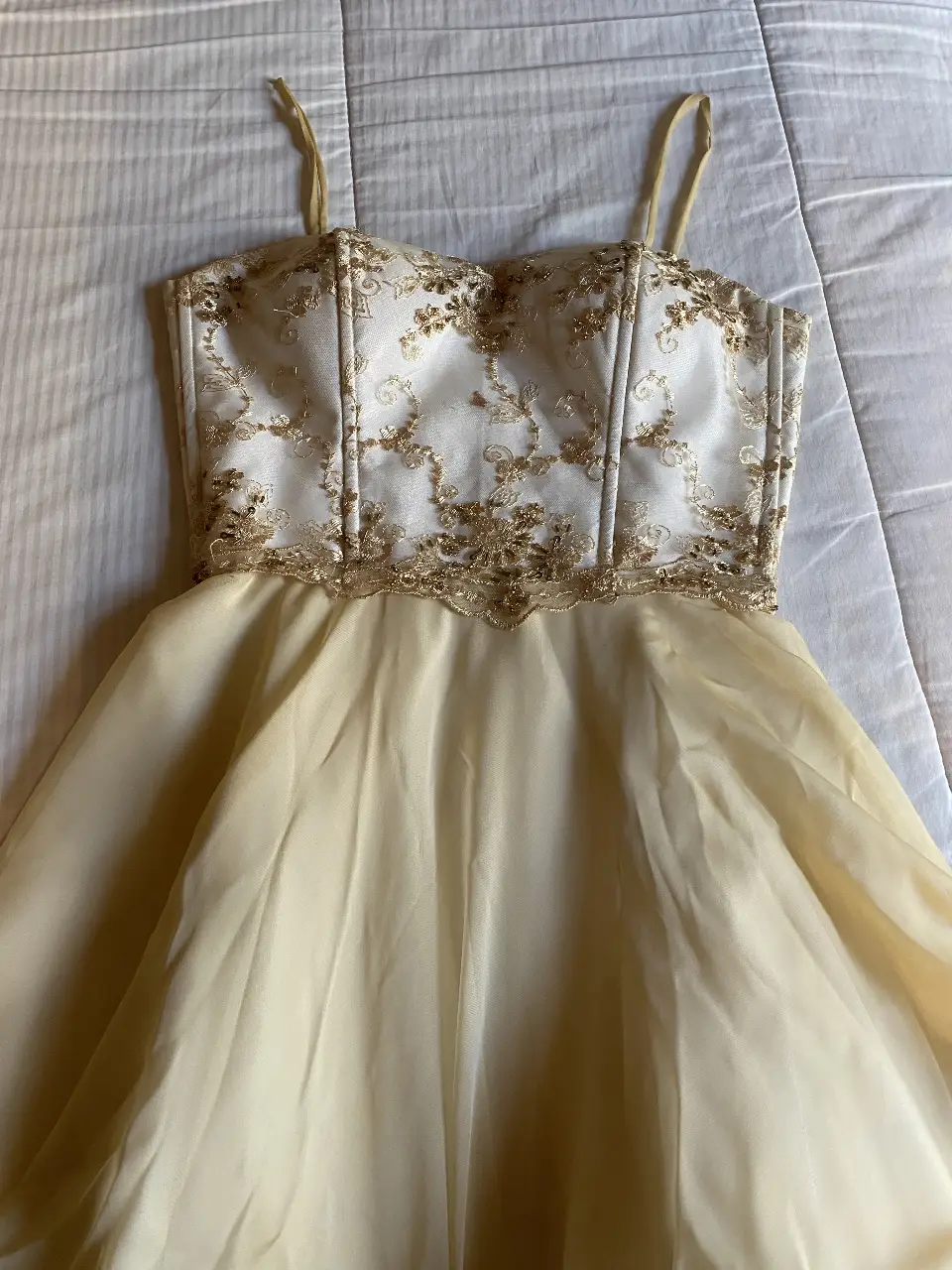 Vestido corto de fiesta, con corset bordado en dorado con lentejuelas a tono y falda fluida. Ideal para eventos especiales. Delicado y fino. Solo 1 postura. Marca: Habia una vez