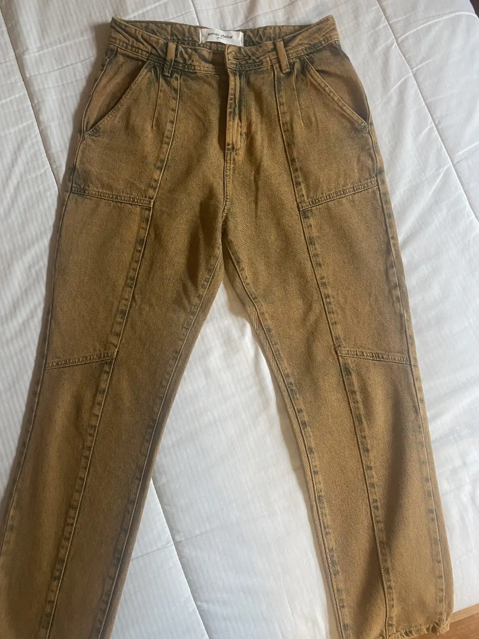Pantalón de jean recto color marrón con detalles de costura y bolsillos delanteros. Marca Jazmin Chebar. Talle 26