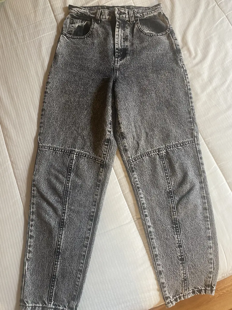Jeans rectos de mujer, color gris con efecto gastado. Talle 26. Marca Mariacher.