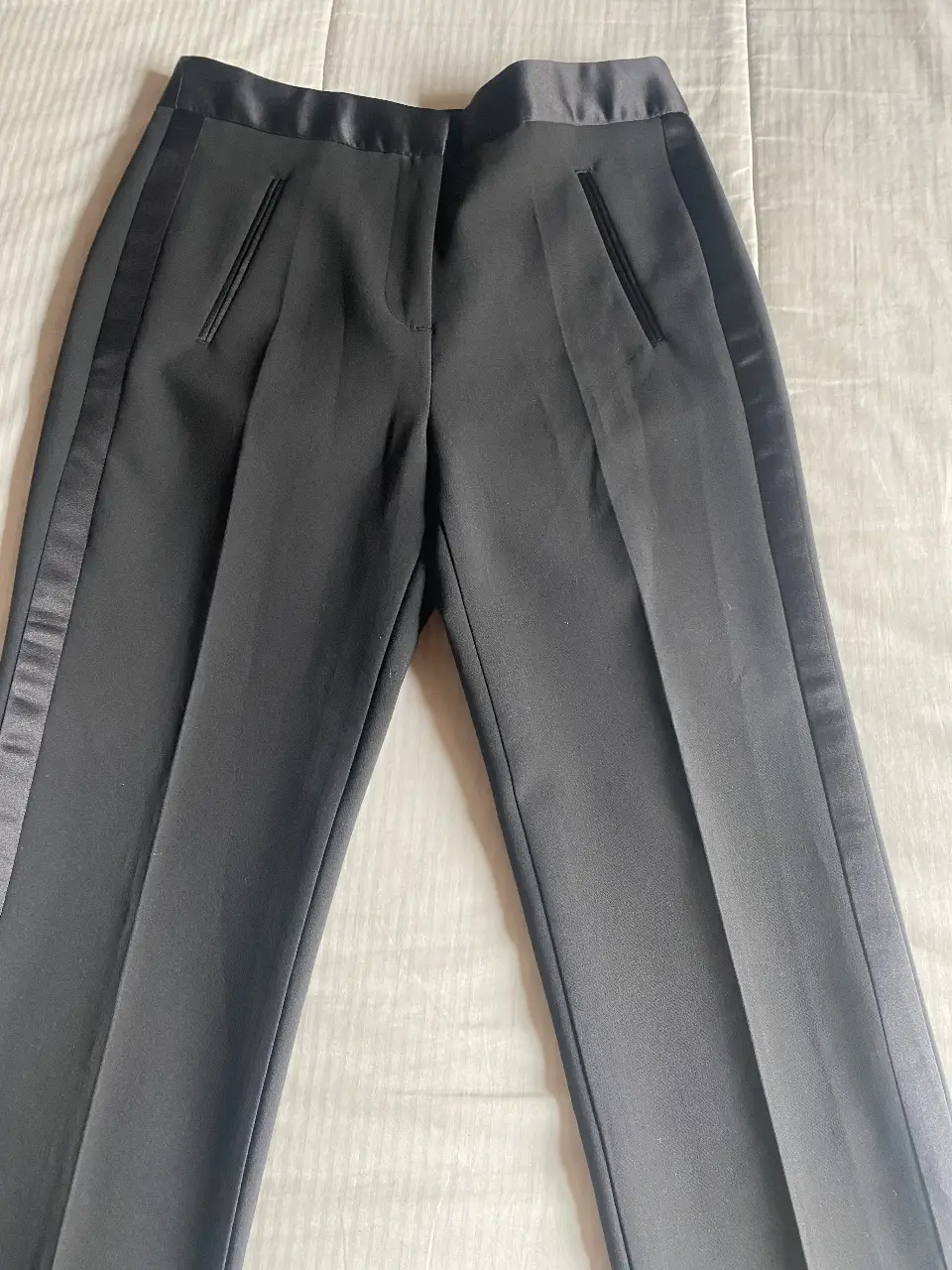 Pantalón sastrero negro de Zara Basic, con detalles de satén en los laterales y bolsillos. Talle S, ideal para un look formal o de trabajo.