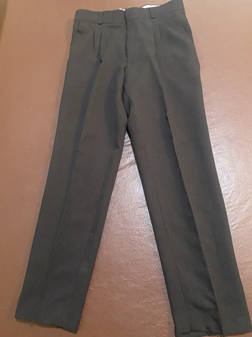 Pantalón de vestir negro, con pinzas y corte recto. Ideal para un look formal, o alguna fiesta. Solo 1 postura. 