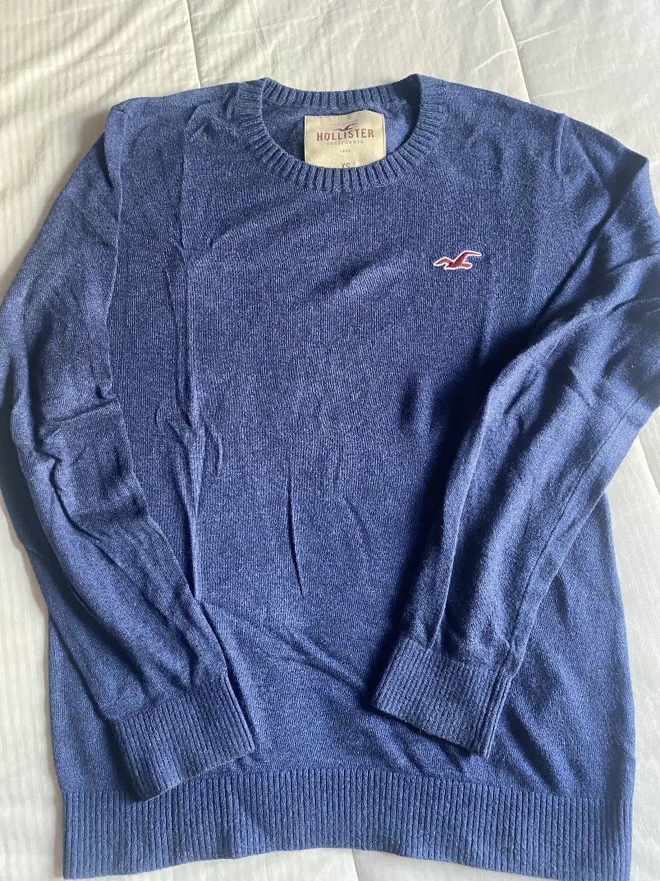 Sweater azul, de la marca Hollister. Cuello redondo y manga larga. Ideal para un look casual y abrigado.