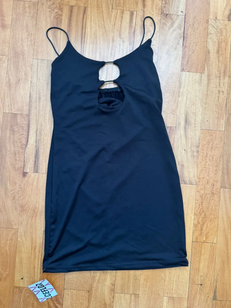 Vestido mini negro con detalles cut out y tiras finas. Ideal para una salida nocturna o evento especial.