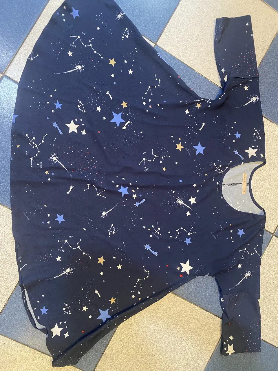 Vestido de tela suave con estampado de constelaciones y estrellas. Ideal para un look bohemio y cómodo. Talle 2.